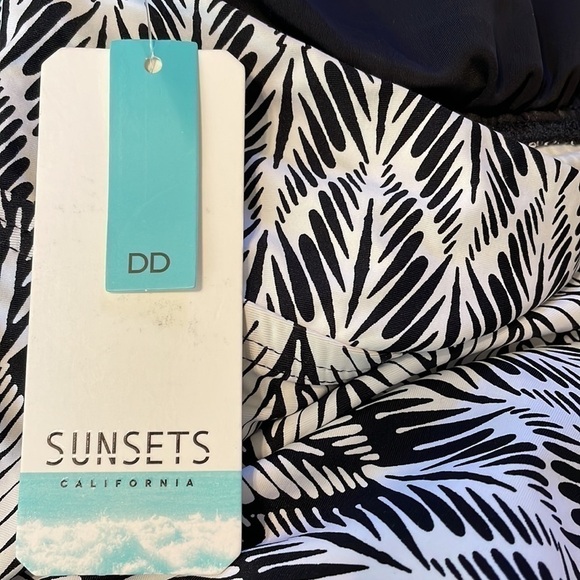 SUNSETS tankini top, halter style, size DD, removable padding in cups, NWT - Picture 7 of 7